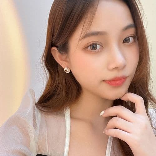 Aretes Dorados Nudo Blanco