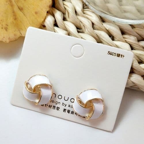 Aretes Dorados Entrelazado Blanco