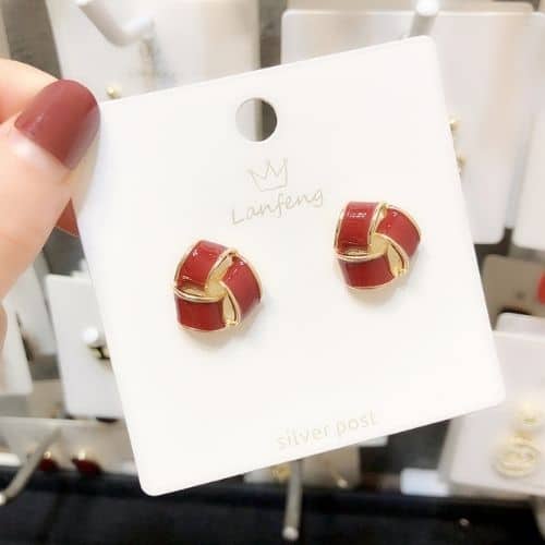 Aretes Dorados Entrelazado Rojo