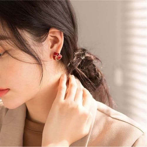 Aretes Dorados Entrelazado Rojo