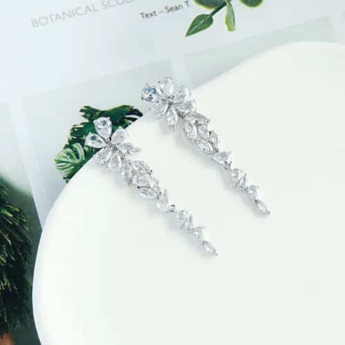 Aretes Plateados Flor Zirconias Largos