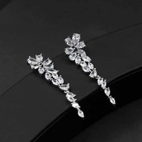 Aretes Plateados Flor Zirconias Largos