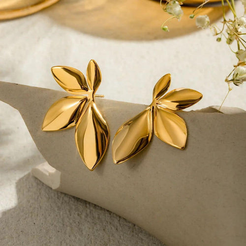 Aretes Dorados Tres Hojas Picudas