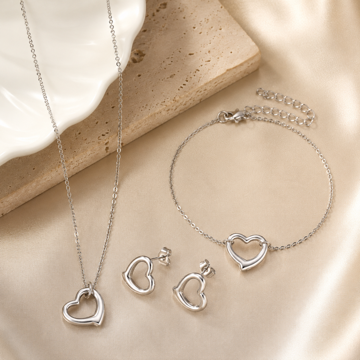 Set de Cadena Pulsera y Aretes Plateados Corazon